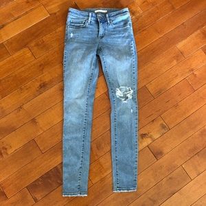 Light wash Levi’s 711 skinny jeans
